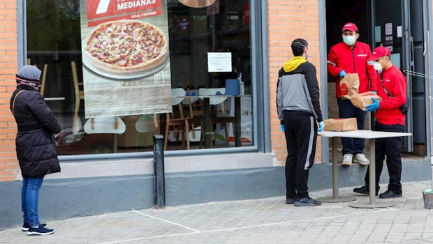 ep un hombre protegido con una mascarilla recoge un menu infantil de telepizza en el barrio de san