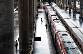 ep un tren en la estacion de madrid   puerta de atocha   almudena grandes a 21 de octubre de 2025 en