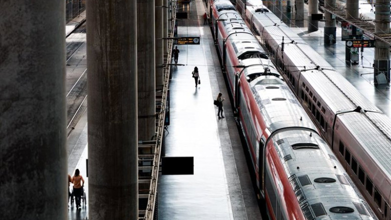 Un tren en la Estación de Madrid - Puerta de Atocha - Almudena Grandes, a 21 de octubre de 2025, en Madrid (España). | Carlos Luján - Europa Press ep un tren en la estacion de madrid puerta de atocha almudena grandes a 21 de octubre de 2025 en