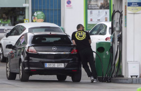 ep una persona reposta combustible en una gasolinera