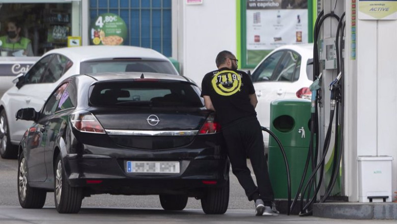 ep una persona reposta combustible en una gasolinera ep una persona reposta combustible en una gasolinera