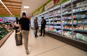 ep varias personas comprando en un supermercado