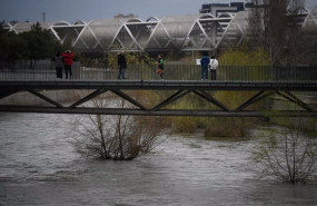 ep varias personas en el parque de madrid rio a 20 de marzo de 2025 en madrid espana el rio
