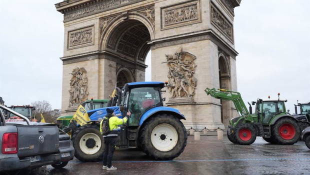 ep varios tractores frente al arco del triunfo a 8 de enero de 2026 en paris francia en protesta por ep varios tractores frente al arco del triunfo a 8 de enero de 2026 en paris francia en protesta por
