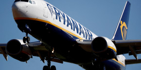 un boeing 737 800 de ryanair s approche pour atterrir a l aeroport de paris beauvais 
