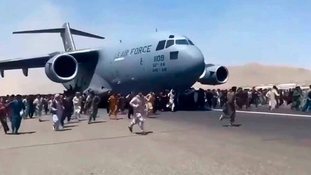 afganistan avion gente