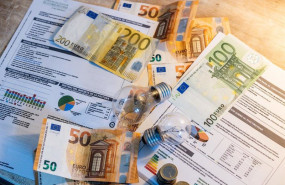 ep archivo dos bombillas sobre billetes monedas y facturas ep archivo dos bombillas sobre billetes monedas y facturas