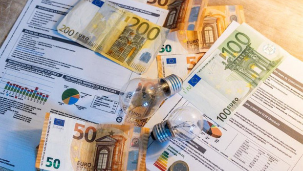 ep archivo   dos bombillas sobre billetes monedas y facturas