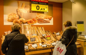 ep archivo   dos mujeres comprando pan en un supermercado
