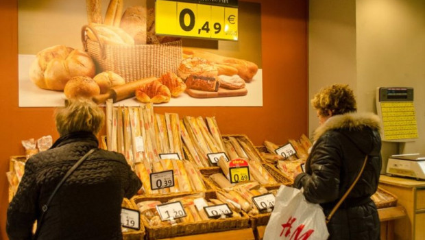 ep archivo   dos mujeres comprando pan en un supermercado
