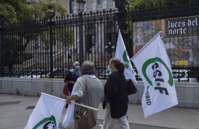 ep archivo   dos personas participan en una concentracion por la situacion laboral de los empleados