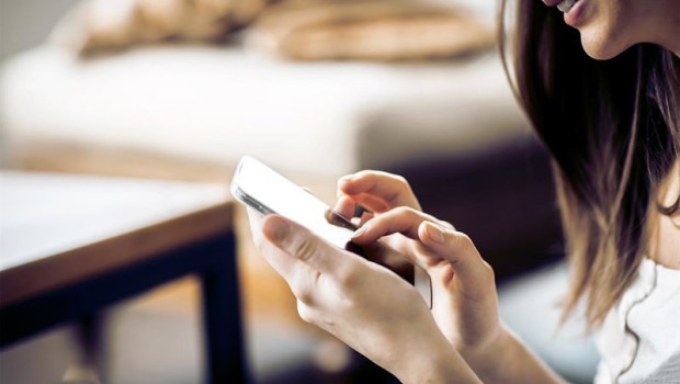 ep archivo   mujer utilizando un smartphone
