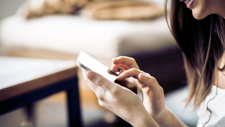 Archivo - Mujer utilizando un smartphone | SFAM - Archivo ep archivo mujer utilizando un smartphone