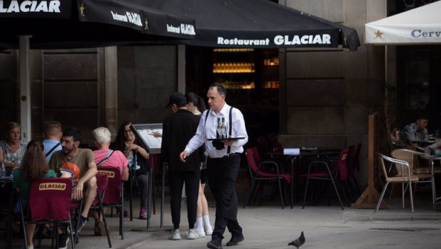 ep archivo un camarero sostiene una bandeja ep archivo un camarero sostiene una bandeja