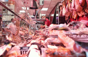 ep archivo   un hombre comprando en una carniceria