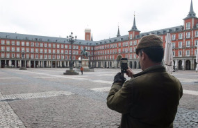 ep archivo   un hombre hace una foto con su movil a la centrica plaza mayor de madrid vacia durante