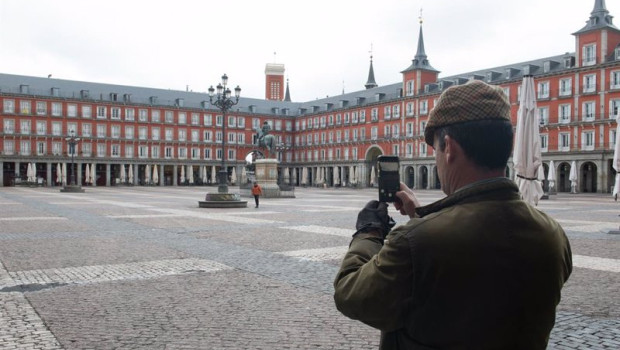 ep archivo   un hombre hace una foto con su movil a la centrica plaza mayor de madrid vacia durante