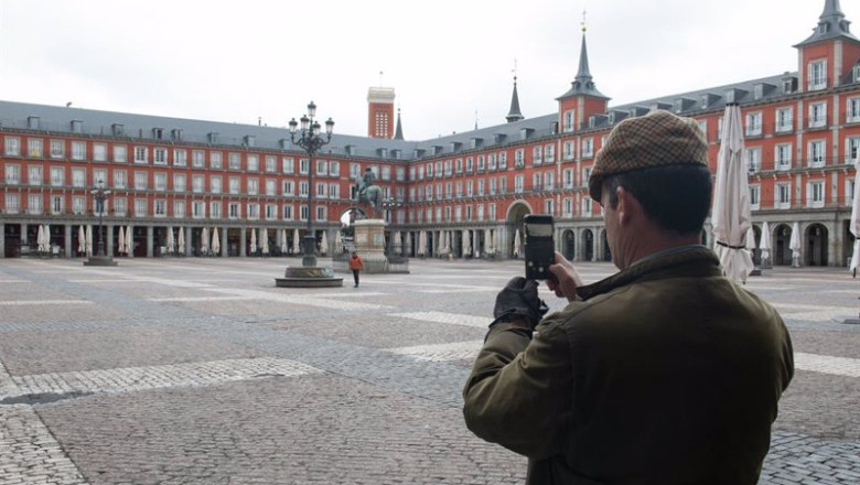 ep archivo un hombre hace una foto con su movil a la centrica plaza mayor de madrid vacia durante ep archivo un hombre hace una foto con su movil a la centrica plaza mayor de madrid vacia durante