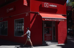 ep archivo   un hombre pasa por una oficina de redpiso a 1 de septiembre de 2022 en madrid espana