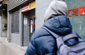ep archivo un joven pasando por una oficina de empleo ep archivo un joven pasando por una oficina de empleo