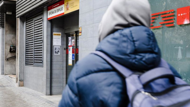 ep archivo   un joven pasando por una oficina de empleo