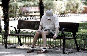 ep archivo   un pensionista descansa en un banco de un parque de madrid 20210422114406