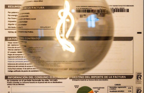 ep archivo   una bombilla sobre una factura