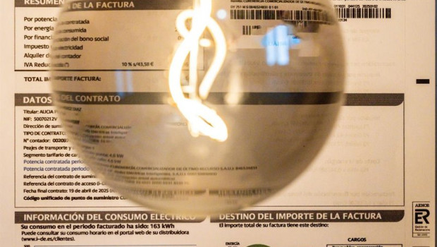 ep archivo   una bombilla sobre una factura