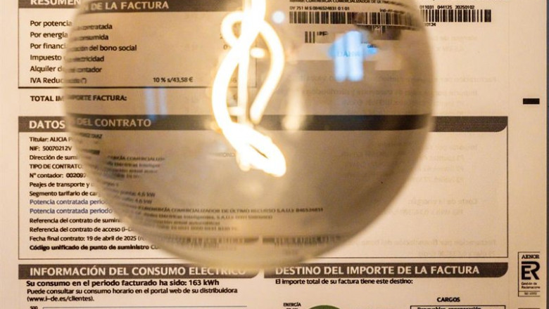 ep archivo   una bombilla sobre una factura