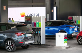 ep coches repostando en la estacion de servicio alfonso xiii de repsol