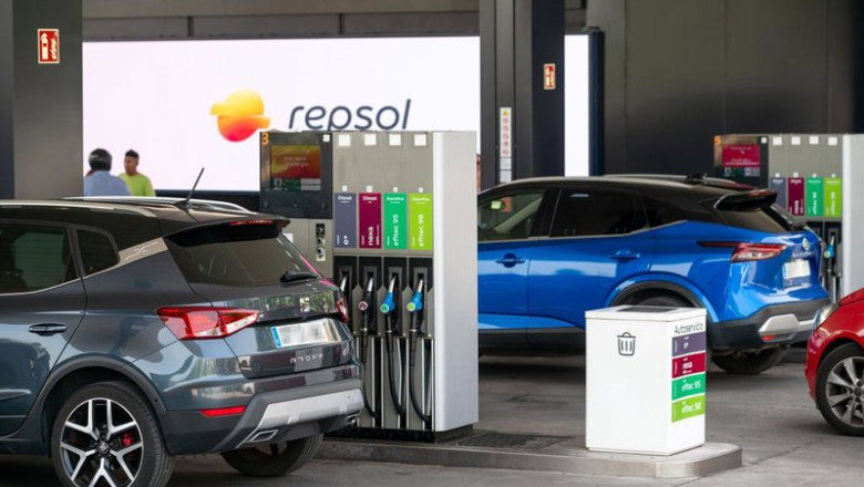 Coches repostando en la Estación de servicio Alfonso XIII de Repsol. | REPSOL ep coches repostando en la estacion de servicio alfonso xiii de repsol