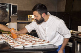 ep cocinero ultimando la tapa ganadora