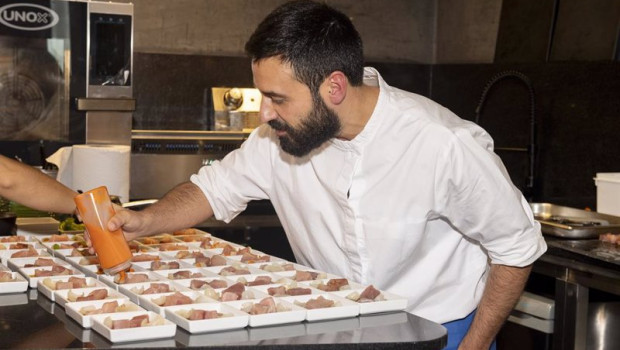 ep cocinero ultimando la tapa ganadora