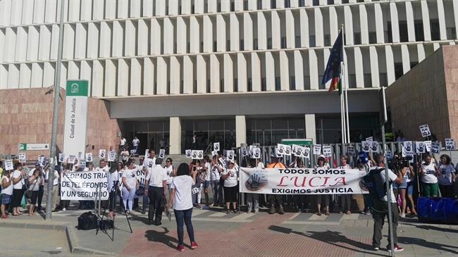 Concentración en la Ciudad de la Justicia por Lucia Vivar, niña de Pizarra | EUROPA PRESS ep concentracionla ciudadla justicialucia vivar ninapizarra