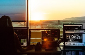 ep controladora aerea de enaire en la torre de control de barcelona