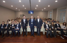 ep de izquierda a derecha en el centro de la imagen el director general comercial de abanca gabriel