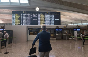 ep desvios y cancelaciones de vuelos en el aeropuerto de loiu por las fuertes rachas de viento