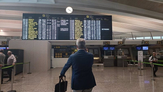 ep desvios y cancelaciones de vuelos en el aeropuerto de loiu por las fuertes rachas de viento