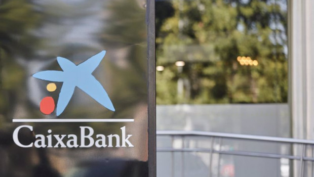 ep distintivo y logo de las oficinas de caixabank en madrid espana a 4 de septiembre de 2020
