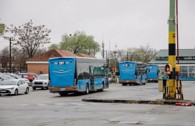 ep dos autobuses de la emt salen de las instalaciones del centro de operaciones de la elipa en el