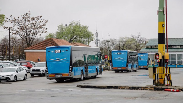 ep dos autobuses de la emt salen de las instalaciones del centro de operaciones de la elipa en el