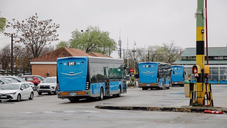 ep dos autobuses de la emt salen de las instalaciones del centro de operaciones de la elipa en el