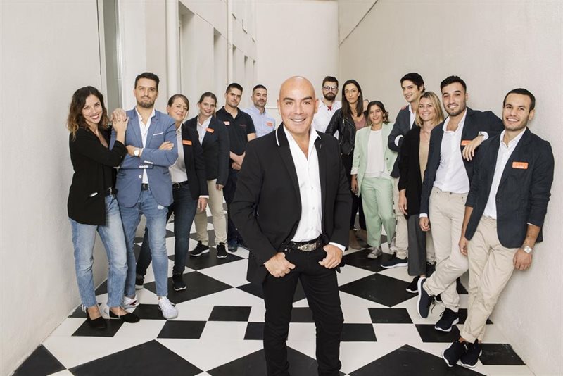 El empresario Kike Sarasola junto al equipo de Room Mate | ROOM MATE ep el empresario kike sarasola junto al equipo de room mate