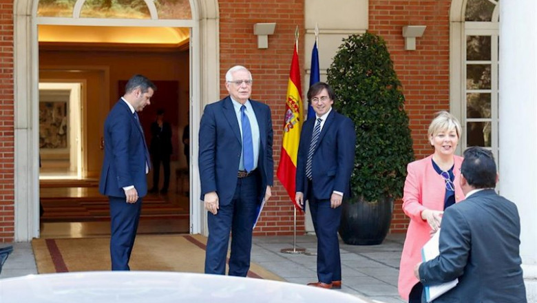 el ministro de Asuntos Exteriores, Unión Europea y Cooperación en funciones, Josep Borrell (c) sale a recibir en el Palacio de la Moncloa a la presidenta electa de la Comisión Europea. | Óscar J.Barroso - Europa Press - Archivo ep el ministro de asuntos exteriores union europea y cooperacion en funciones josep borrell c sale a