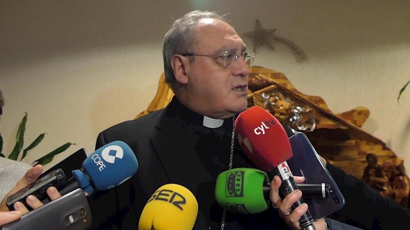 ep el obispo de avila jose maria gil tamayo ante el belen del obispado ep el obispo de avila jose maria gil tamayo ante el belen del obispado