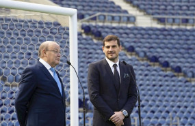 ep el presidente del oporto jorge nuno pinto da costa y el exportero espanol iker casillas en el