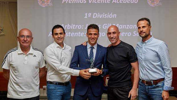 ep gil manzano premiadomejor arbitroprimera division