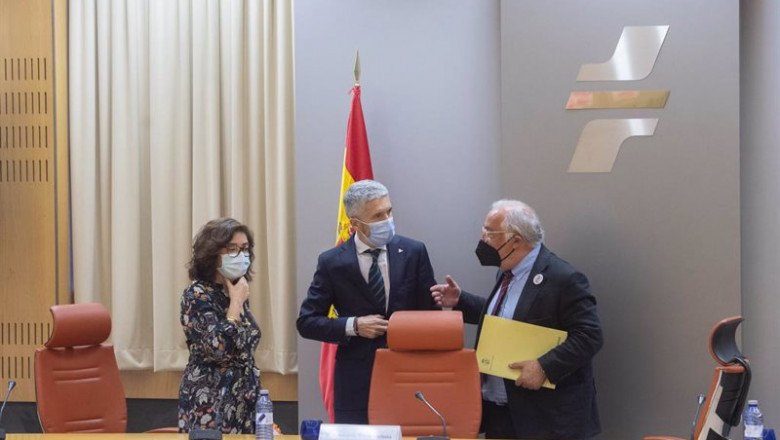 (I-D) La subsecretaria del Ministerio del Interior, Isabel Goicoechea; el ministro del Interior, Fernando Grande-Marlaska, y el director general de Tráfico, Pere Navarro, conversan durante la presentación del dispositivo de tráfico para este verano. | Alberto Ortega - Europa Press ep i d la subsecretaria del ministerio del interior isabel goicoechea el ministro del interior
