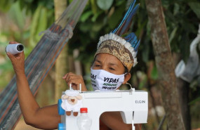 ep indigena brasilena con mascarilla por la pandemia de coronavirus