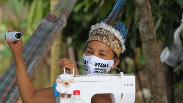 ep indigena brasilena con mascarilla por la pandemia de coronavirus